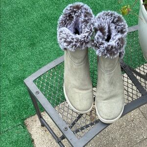 Serra Suede Women's Beige Gray Fur-Trimmed Wedge Sz. 9 Winter Boots Worn Once